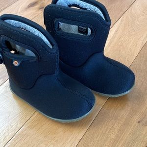 Black Baby Bogs Size 6 toddler EU 22